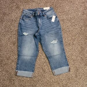NWT Maurices Distressed 21" Capri Curvy Jeans